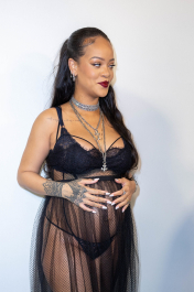 Semi-Exclusif - Rihanna (enceinte) dans les backstage du défilé de mode automne-hiver 2022/2023 "Christian Dior" lors de la fashion week de Paris. Le 1er mars 2022
© Olivier Borde / Bestimage People on the backstage of the F/W 2022-2023 "Christian Dior" fashion show in Paris. On March 1st 2022