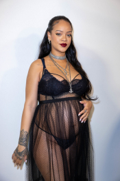 Semi-Exclusif - Rihanna (enceinte) dans les backstage du défilé de mode automne-hiver 2022/2023 "Christian Dior" lors de la fashion week de Paris. Le 1er mars 2022
© Olivier Borde / Bestimage People on the backstage of the F/W 2022-2023 "Christian Dior" fashion show in Paris. On March 1st 2022