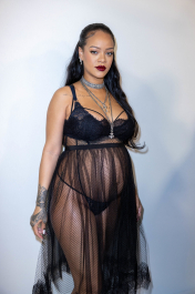 Semi-Exclusif - Rihanna (enceinte) dans les backstage du défilé de mode automne-hiver 2022/2023 "Christian Dior" lors de la fashion week de Paris. Le 1er mars 2022
© Olivier Borde / Bestimage People on the backstage of the F/W 2022-2023 "Christian Dior" fashion show in Paris. On March 1st 2022