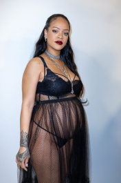 Semi-Exclusif - Rihanna (enceinte) dans les backstage du défilé de mode automne-hiver 2022/2023 "Christian Dior" lors de la fashion week de Paris. Le 1er mars 2022
© Olivier Borde / Bestimage People on the backstage of the F/W 2022-2023 "Christian Dior" fashion show in Paris. On March 1st 2022