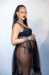 Semi-Exclusif - Rihanna (enceinte) dans les backstage du défilé de mode automne-hiver 2022/2023 "Christian Dior" lors de la fashion week de Paris. Le 1er mars 2022
© Olivier Borde / Bestimage People on the backstage of the F/W 2022-2023 "Christian Dior" fashion show in Paris. On March 1st 2022