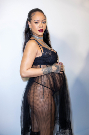 Semi-Exclusif - Rihanna (enceinte) dans les backstage du défilé de mode automne-hiver 2022/2023 "Christian Dior" lors de la fashion week de Paris. Le 1er mars 2022
© Olivier Borde / Bestimage People on the backstage of the F/W 2022-2023 "Christian Dior" fashion show in Paris. On March 1st 2022