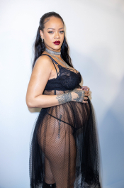 Semi-Exclusif - Rihanna (enceinte) dans les backstage du défilé de mode automne-hiver 2022/2023 "Christian Dior" lors de la fashion week de Paris. Le 1er mars 2022
© Olivier Borde / Bestimage People on the backstage of the F/W 2022-2023 "Christian Dior" fashion show in Paris. On March 1st 2022