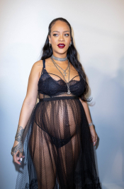 Semi-Exclusif - Rihanna (enceinte) dans les backstage du défilé de mode automne-hiver 2022/2023 "Christian Dior" lors de la fashion week de Paris. Le 1er mars 2022
© Olivier Borde / Bestimage People on the backstage of the F/W 2022-2023 "Christian Dior" fashion show in Paris. On March 1st 2022