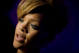 2023-12-27_07-51-57.018Z_33_celebrity-paradise_com_Rihanna_Pepsi_003-scaled