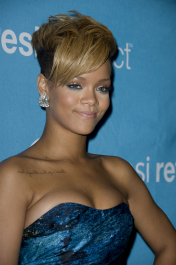 2023-12-27_07-51-57.018Z_35_celebrity-paradise_com_Rihanna_Pepsi_007-scaled