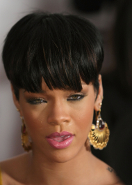 2023-12-27_07-59-14.866Z_03_39493_Celebutopia-Singer_Rihanna-RIAA_and_Feeding_America43s_Inauguration_Charity_Ball-03_122_832lo-scaled