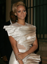 2023-12-27_08-03-26.634Z_29_Rihanna_Glamour_Magazine_Honors_The_2009_Women_of_the_Year_128-scaled