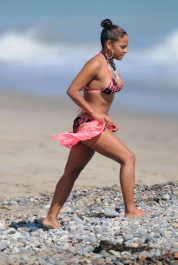 20411_KUGELSCHREIBER_Christina_Milian_hangs_out_on_the_beach_with_friends161_122_418lo-scaled