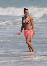 20575_KUGELSCHREIBER_Christina_Milian_hangs_out_on_the_beach_with_friends151_122_38lo-scaled