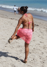 20623_KUGELSCHREIBER_Christina_Milian_hangs_out_on_the_beach_with_friends150_122_365lo-scaled