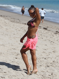 20737_KUGELSCHREIBER_Christina_Milian_hangs_out_on_the_beach_with_friends147_122_442lo