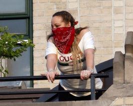 mariah-carey-steps-out-on-a-new-york-city-balcony-0